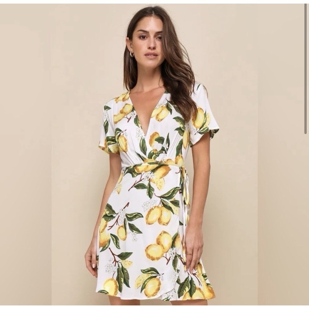 Lulu's A La Tart‎ White Yellow Lemon Print Wrap Dress Women's Sz Medium Mini